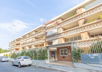 Edificio all\'aperto - Bilocale Via Alberto Moravia
112, Roma - foto 2