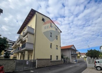 Edificio all\'aperto - Trilocale Via Lago Di Bracciano
 
16, Pescara - foto 2