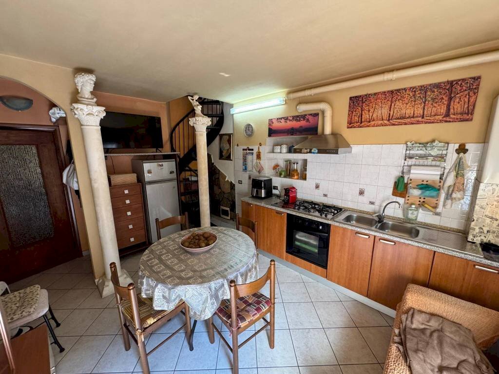 Cucina - Bilocale via 20 Settembre, 18, Arsago Seprio - foto 1