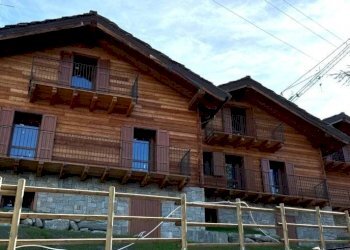 Facciata - Villa a Schiera Frazione Gerdaz, Gressan - foto 1