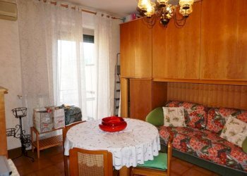 Camera da letto - Bilocale via Generale Manfredo Fanti, 3, Genova (zona Sampierdarena) - foto 8