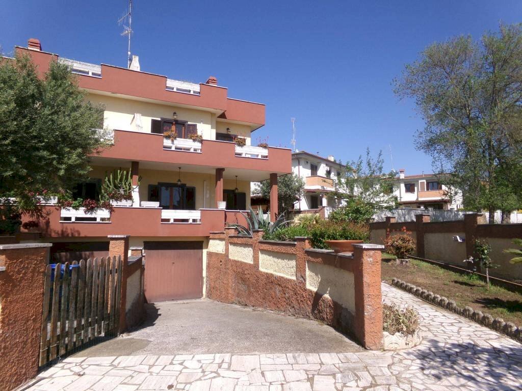 Facciata - Villa viale delle Cerase Marine, 5, Anzio - foto 1