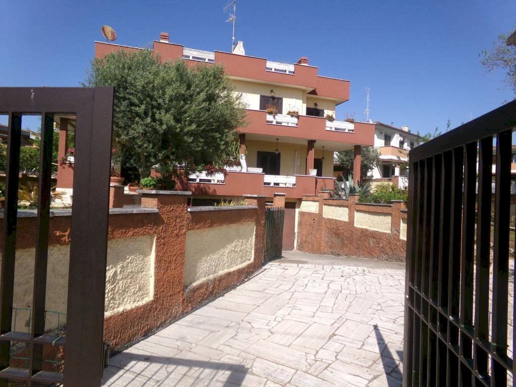 Facciata - Villa viale delle Cerase Marine, 5, Anzio - foto 2