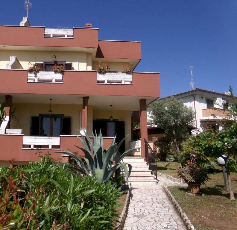 Facciata - Villa viale delle Cerase Marine, 5, Anzio - foto 3