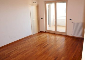 Camera da letto - Three-room apartment via Ermanno Pirè, 3, Bari - photo 13