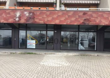 vetrina - Locale Commerciale Strada Cambiano 220, Chieri - foto 7