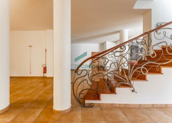 vano scala - Commercial Premises Strada Vicinale Vecchia di Matera 369, Gioia del Colle - photo 10