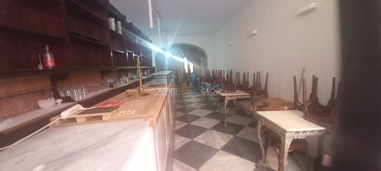 2    sala 1    BAR    .jpg - Locale Commerciale Piazza Duomo 3, Massa - foto 1