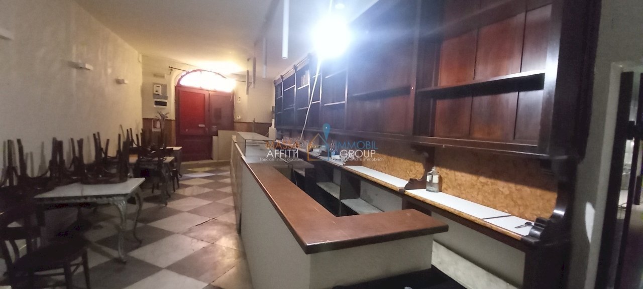 2bis    sala 1        BAR    .jpg - Locale Commerciale Piazza Duomo 3, Massa - foto 2