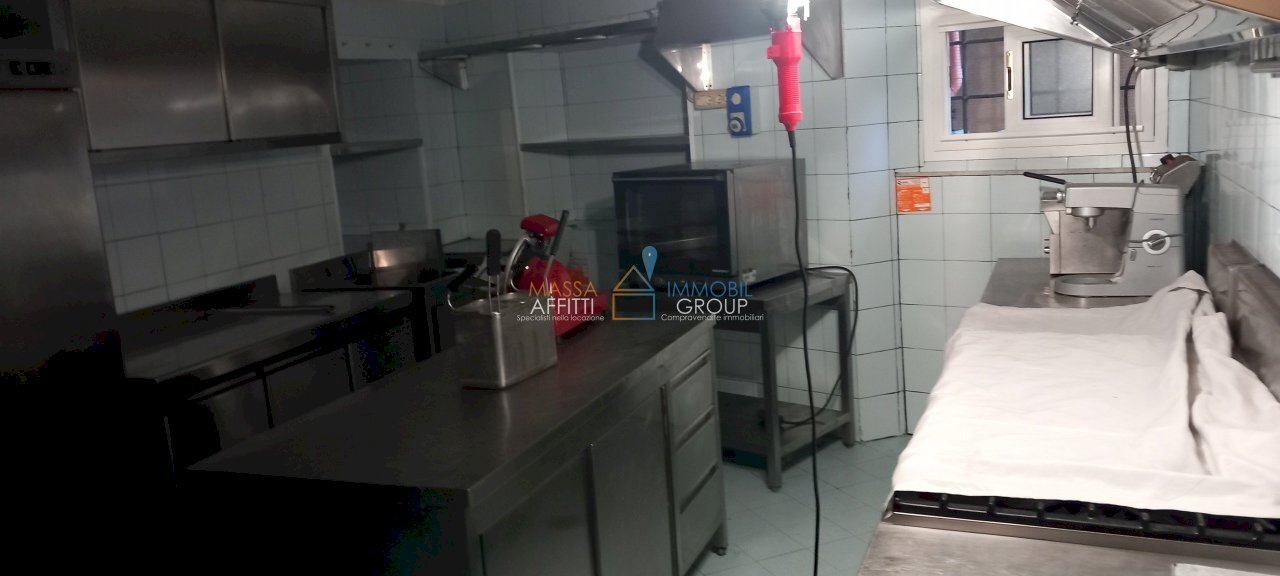3    sala 2 CUCINA    .jpg - Locale Commerciale Piazza Duomo 3, Massa - foto 3