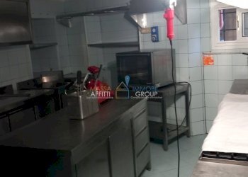 3    sala 2 CUCINA    .jpg - Locale Commerciale Piazza Duomo 3, Massa - foto 3