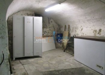 10        CANTINA    .JPG - Locale Commerciale Piazza Duomo 3, Massa - foto 11