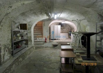 11    CANTINA    .JPG - Locale Commerciale Piazza Duomo 3, Massa - foto 12