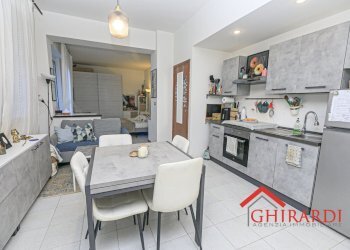 1.1 soggiorno.jpg - Trilocale VIALE MODUGNO 16, Genova - foto 3