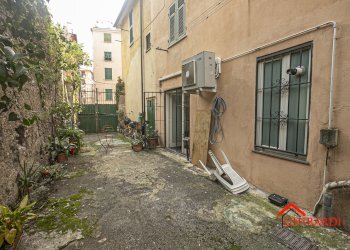 6.0 cortile.jpg - Locale Commerciale VIA VADO 17R, Genova - foto 24