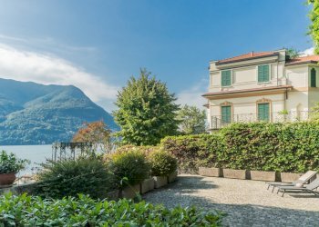 Ingresso su terrazzo comune - Bilocale Via Regina, Carate Urio - foto 1