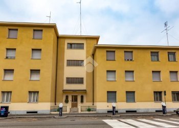 Three-room apartment Via Ivrea, Torino (neighborhood Rebaudengo) - photo 1