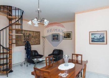 Sala da pranzo - Appartamento Via Giuseppe Leonardi
 
13, Aci Catena - foto 7