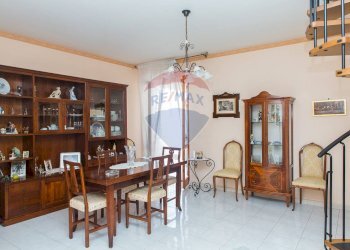 Sala da pranzo - Appartamento Via Giuseppe Leonardi
 
13, Aci Catena - foto 8