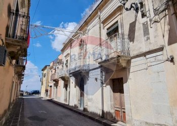 Edificio all\'aperto - Casa semi indipendente Via Roma
 
245/247, Monterosso Almo - foto 1