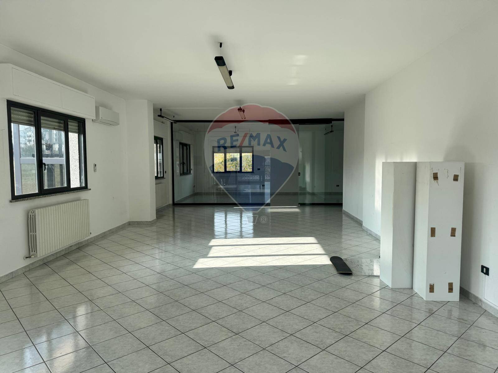 Stanza vuota - Ufficio Via Mare Adriatico
 
51, Spoltore - foto 1