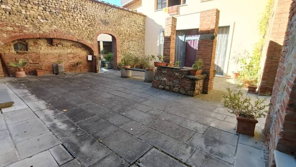 Cortile interno - Negozio via Giuseppe Garibaldi, Montelupo Fiorentino - foto 1