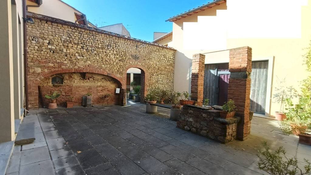 Cortile interno - Negozio via Giuseppe Garibaldi, Montelupo Fiorentino - foto 2