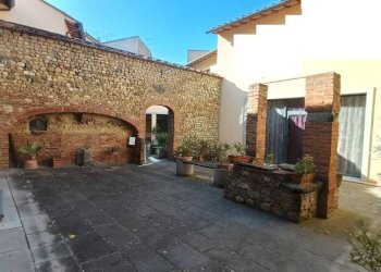 Cortile interno - Shop via Giuseppe Garibaldi, Montelupo Fiorentino - photo 2