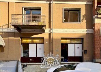 Facciata - Negozio via Bartolomeo Bruni, 3, Cuneo (zona Centro) - foto 2