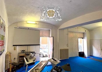 Interno non residenziale - Negozio via Bartolomeo Bruni, 3, Cuneo (zona Centro) - foto 4