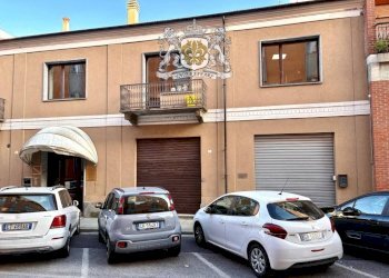 Facciata - Negozio via Bartolomeo Bruni, 3, Cuneo (zona Centro) - foto 35