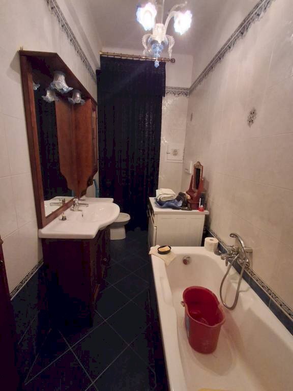 Bagno - Quadrilocale via Carlo Fasciotti, 59, Genova (zona Sampierdarena) - foto 2