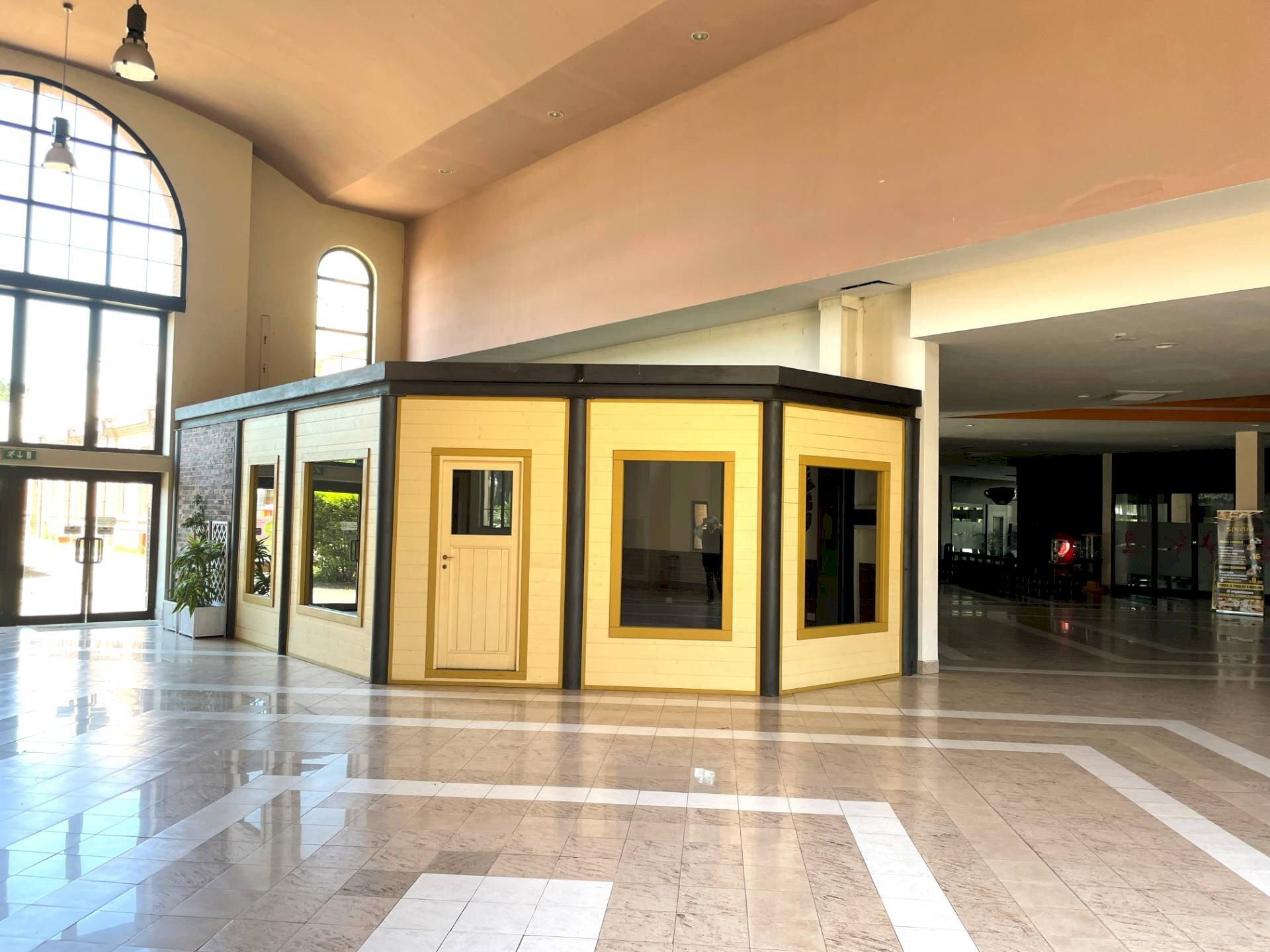 Ricezione / Lobby - Locale Commerciale Via dei Romagnoli
 
515, Roma - foto 1