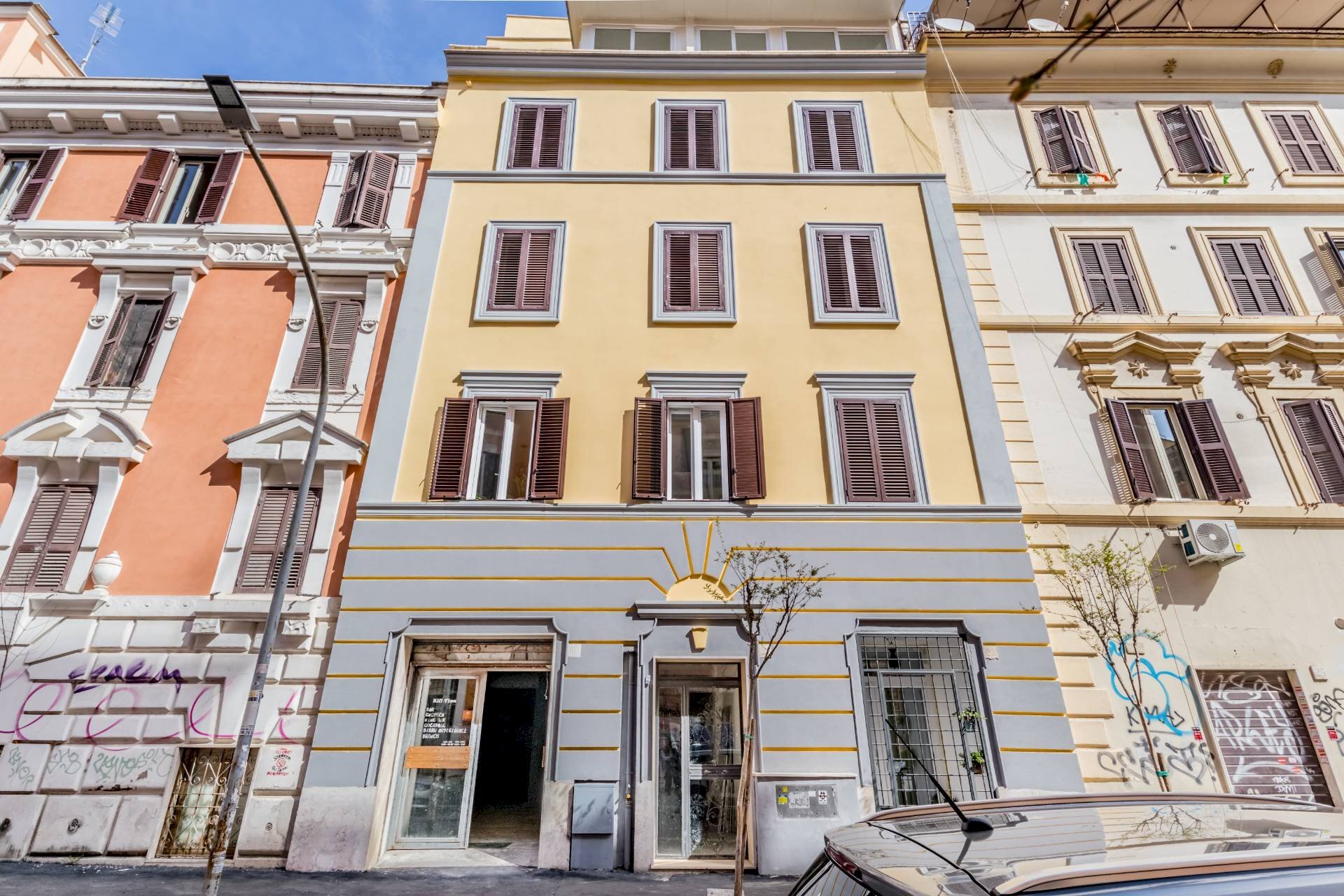 Edificio all\'aperto - Negozio Via Perugia
 
19, Roma - foto 1