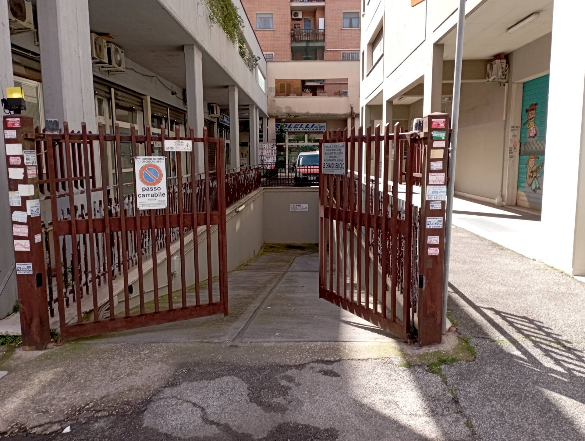 Edificio all\'aperto - Box Via Giordano Bruno Ferrari
7, Roma - foto 2