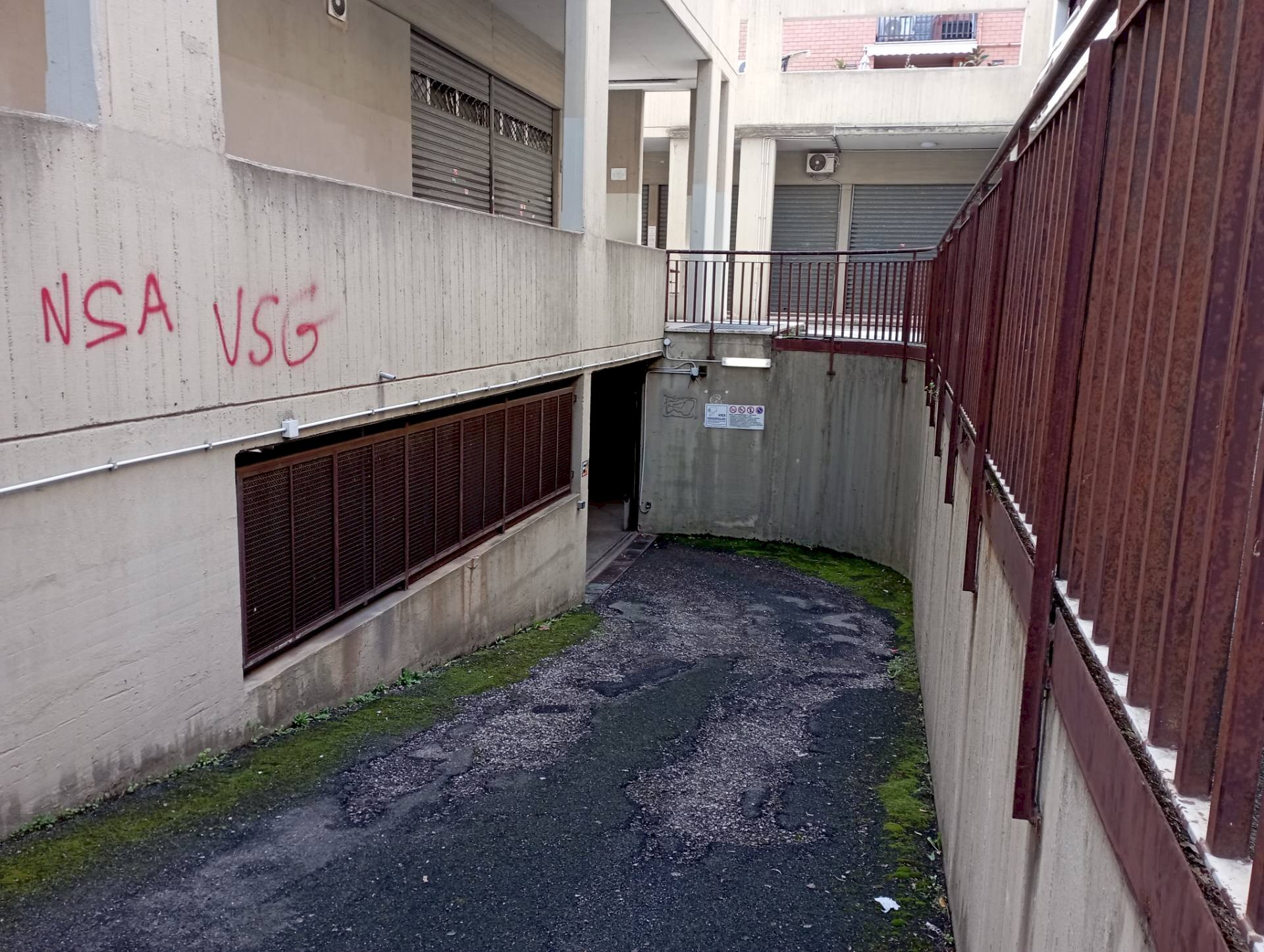 Edificio all\'aperto - Box Via Giordano Bruno Ferrari
7, Roma - foto 3