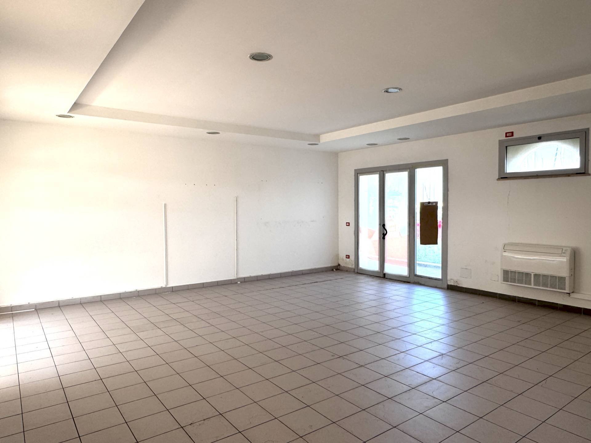 Foto 2 - Commercial Premises Via Lungomare Duca degli Abruzzi
 
85, Roma - photo 2