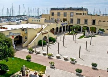 Foto 1 - Attività Commerciale Via Lungomare Duca degli Abruzzi
 
85, Roma - foto 1