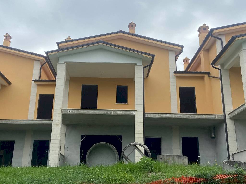 Facciata - Villa a Schiera via Ottaviano Crescenzi, Fara in Sabina - foto 1