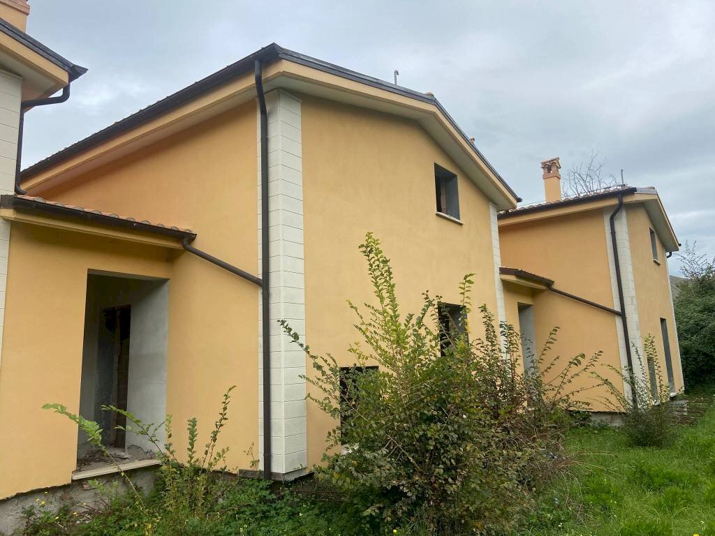 Facciata - Villa a Schiera via Ottaviano Crescenzi, Fara in Sabina - foto 3