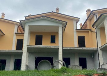 Facciata - Villa a Schiera via Ottaviano Crescenzi, Fara in Sabina - foto 1