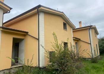 Facciata - Villa a Schiera via Ottaviano Crescenzi, Fara in Sabina - foto 3