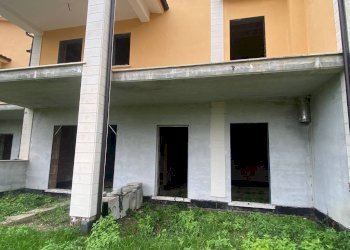 Facciata - Villa a Schiera via Ottaviano Crescenzi, Fara in Sabina - foto 15