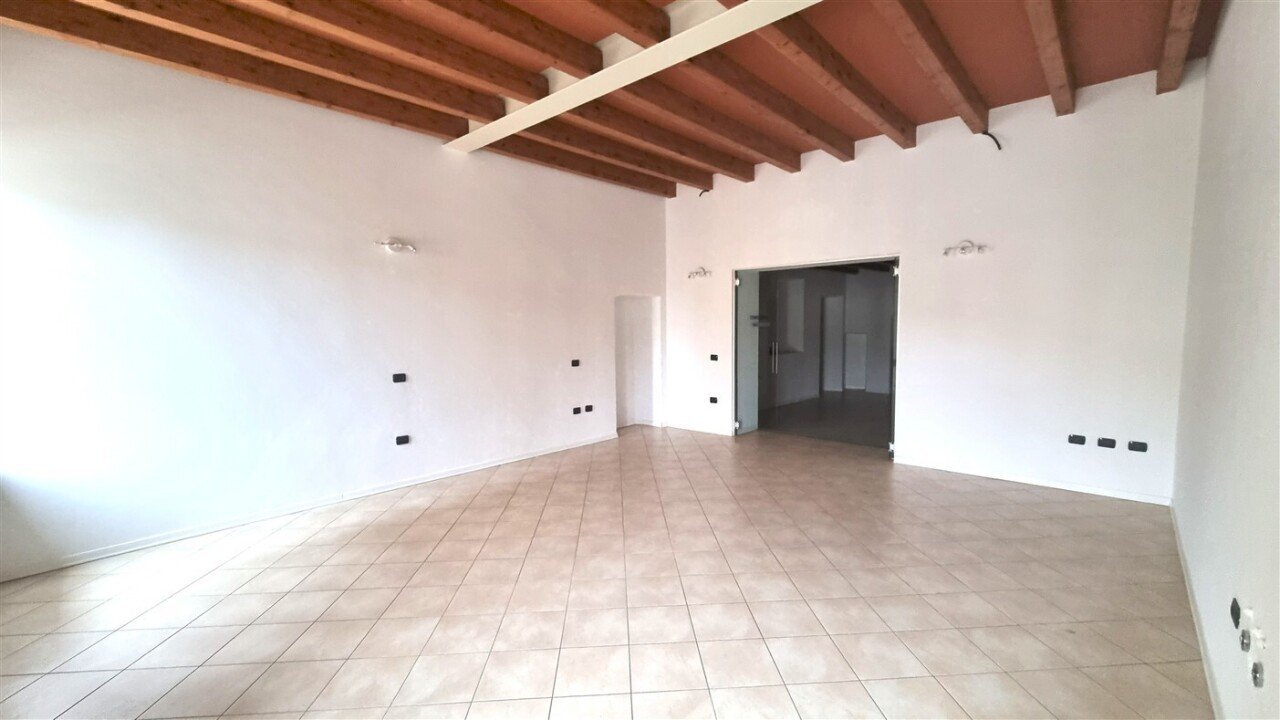 11.jpg - Ufficio Piazza Giacomo Ferrari 1, Langhirano - foto 1