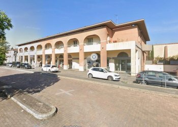 Shop Piazza Monte Grappa, Forlì - photo 1