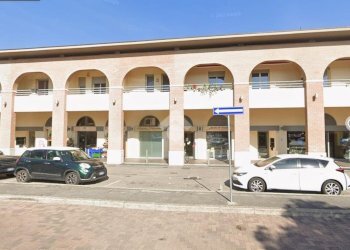 Shop Piazza Monte Grappa, Forlì - photo 2