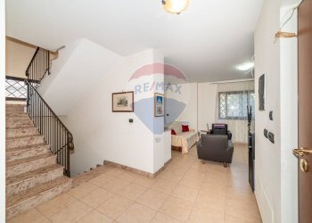 Scale - Villa Via Marsala
 
23/A, Mascalucia - foto 2