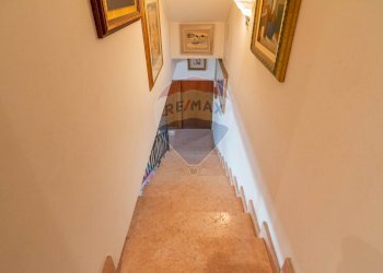 Scale - Villa Via Giovanni Gentile
 
30, Aci Sant'Antonio - foto 7