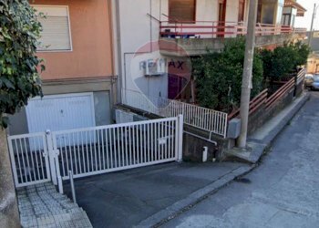 Edificio all\'aperto - Box Via Trieste
 
10, Aci Castello - foto 2