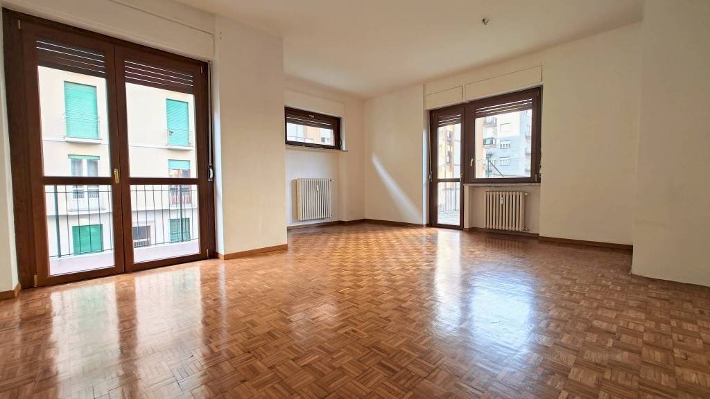 Soggiorno - Four-room apartment via Tripoli, 10/20, Torino (neighborhood Santa Rita) - photo 1